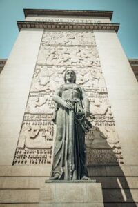 Verfassungskonforme Auslegung. Obligația aplicării Constituției și a Tratatelor Internaționale în procedurile obișnuite.